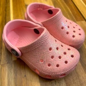Toddler Girls pink sparkly Crocs (Size 6)